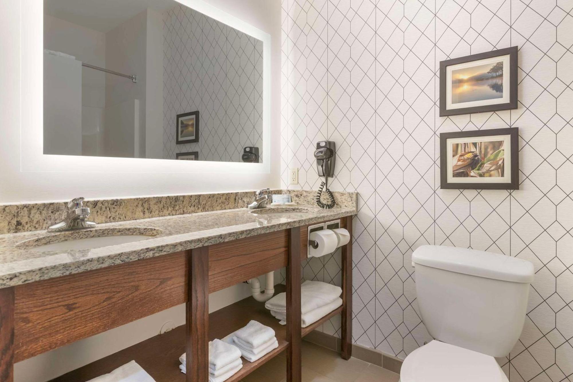 Comfort & - Quad Cities 3*